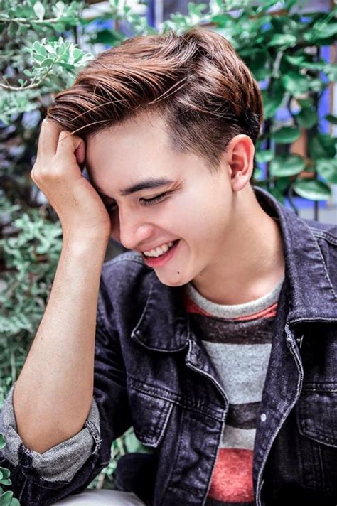 Phút sợ hãi của hot boy điển trai khi dám công khai giới tính thật