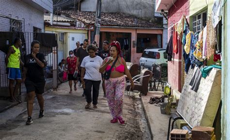 Voz Das Comunidades Distribui Alimentos Em Pe Revista Ra A Brasil