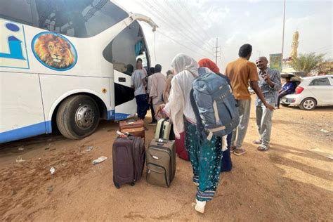 مصر تقيم مركزاً إغاثياً للنازحين من السودان عبر معبر «أرقين