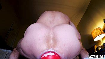 destrozando su coño con un enorme buttplug XVIDEOS