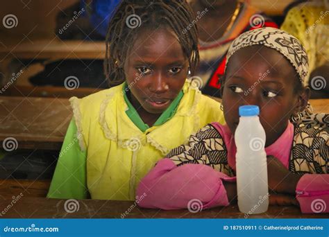 Portada De Niños Africanos Que Son Muy Pobres En Senegal En La Escuela