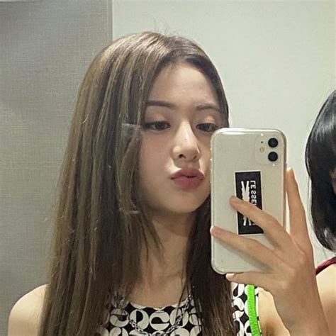 Le Sserafim Chaewon And Yunjin Aesthetic Lq Hq Matching Icons Pfp Kpop