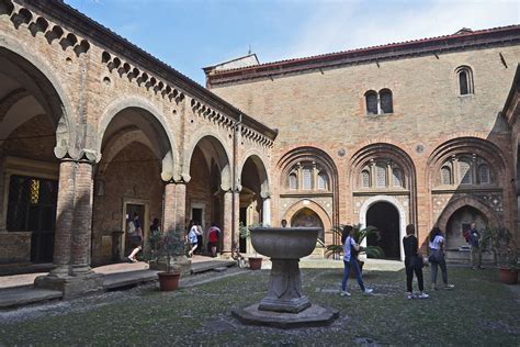 2019 06 145 BOLOGNE Basilique Santo Stefano La Cour De Flickr