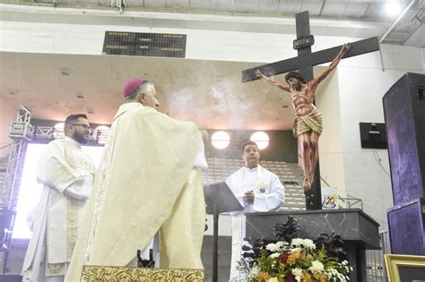 Milhares de fiéis participam da Festa de Cristo Rei na Arena Santos