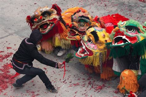 Baile Del Le N Y Baile Del Drag N En China Rural Fotograf A Editorial