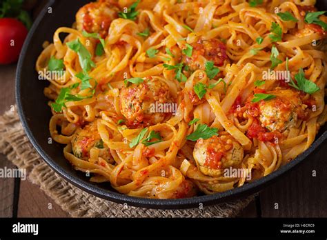 Linguine P Tes Aux Boulettes De Viande La Sauce Tomate Photo Stock