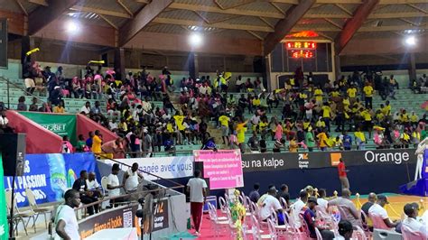 Basket Sonko Namenala Chantent Les Supporters Durant La Coupure D