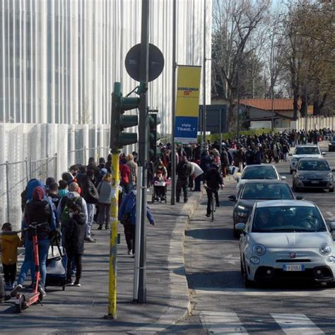 Centinaia Di Persone In Fila Per Un Pasto A Milano Le Drammatiche