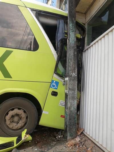 V Deos Nibus Sem Motorista Desce Rua E Atinge Resid Ncia Em Linhares