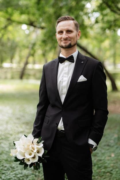 Novio Con Traje Negro Y Corbata De Mo O En Un Parque De La Ciudad