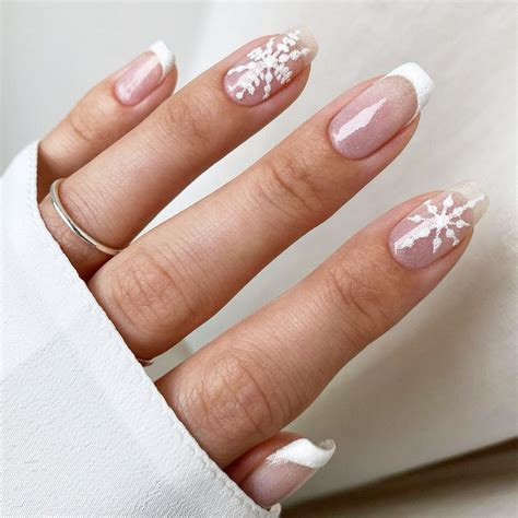 25 diseños de uñas para darle la bienvenida a la Navidad Glamour