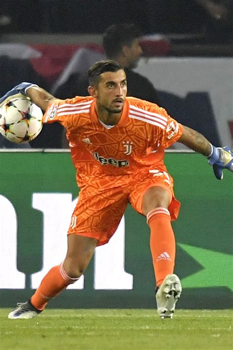 Mattia Perin Goalkeeper Juventus Men S First Team