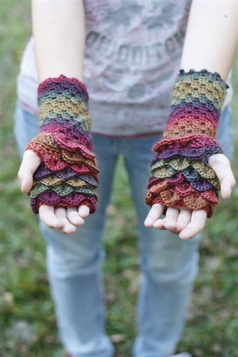 Crochet Patterns Galore - Dragon Scale Fingerless Gloves