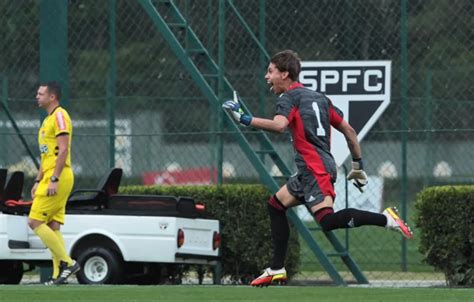 Carrasco De Rivais E Promessa Precoce Quem Leandro O Novo Goleiro