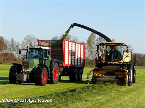 New Holland New Holland Fr Forage Cruiser Aan Het Gras Hakselen