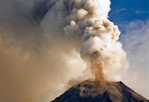 Eruzione Vulcano Zhupanovsky Kamchatka Colonna Di Cenere Alta