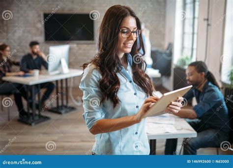 Arquitecto Atractivo Joven Que Trabaja En Oficina Moderna Foto De