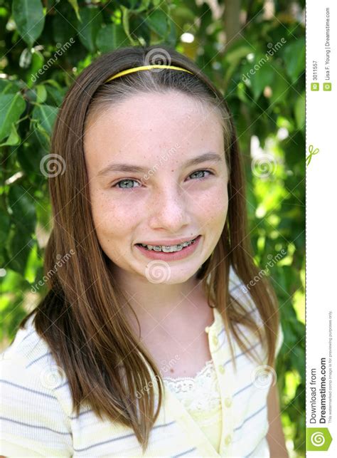 Belle Fille D Cole Image Stock Image Du Orthodonties