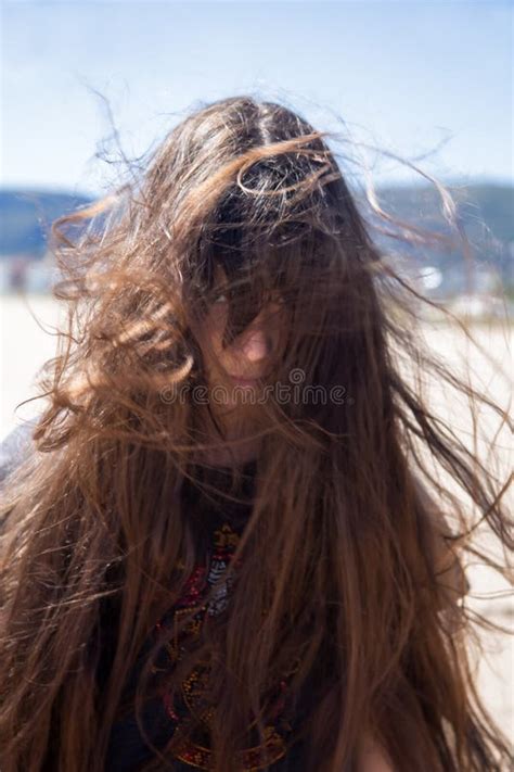 Brunette Mädchen Mit Dem Langen Haar Das in Den Wind Fliegt Stockfoto