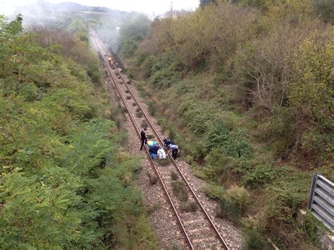 Ragazzo Muore Travolto Da Un Treno Bloccata La Ferrovia Convogli In