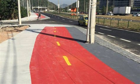 Pintura De Faixa Da Ciclovia Refeita Para Desviar De Postes No