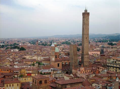 Le Due Torri Degli Asinelli E Garisenda BolognaBO