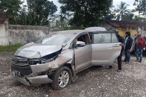 Berita Harian Mobil Innova Tabrak Motor Dan Rumah Warga Terbaru Hari