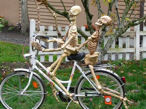 Over 19 Hilarious Skeleton Decorations For Your Yard On Halloween