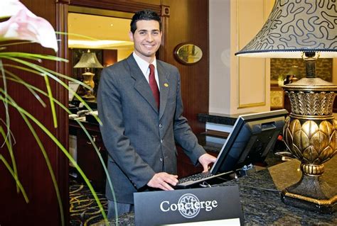 O Que Faz Um Hoteleiro - Concierge de hotel - Profissão turismo - O que faz? Quanto ganha?