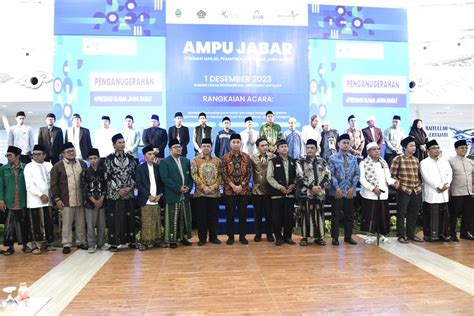 Bay Machmudin Beri Penghargaan Masjid Pesantren Dan Ulama Juara