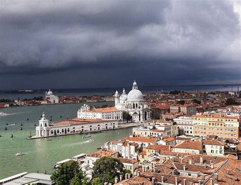 Maltempo Fulmine Colpisce Palazzo A Venezia E Scoppia Incendio Nel