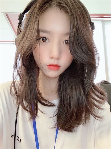 B T Ng H Nh Nh Hi N T I C A Hot Girl Khai Gi Ng I H C Kinh T Qu C D N B O Tri Th C V