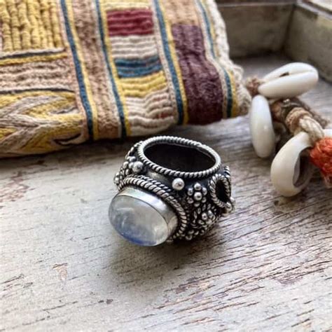 Incredible Vintage Chunky Solid Silver Rainbow Moonstone Ring Woven Earth