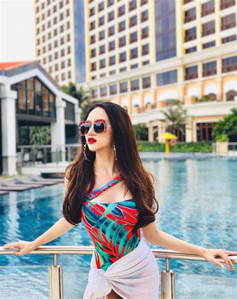 Hoa hậu Hương Giang khoe đường cong rực lửa catwalk điêu luyện cùng với