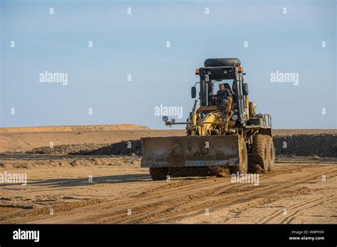 Nivelación de motoniveladoras sitio en la construcción de la carretera