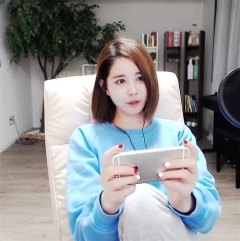 Đang là hot girl vạn người mê nữ streamer gây sốc khi quịt gần 2 tỷ của fan đối diện án phạt nặng