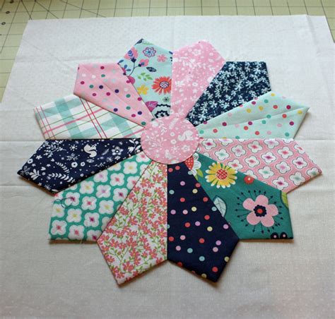 Dresden Plate tutorial - The Crafty Quilter