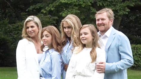 Koninklijke Familie Poseert Voor Pers Tijdens Zomerfotosessie