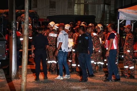 VIDEO Pesawat Terhempas Dua Mayat Dibawa Keluar Dari Lokasi Kejadian