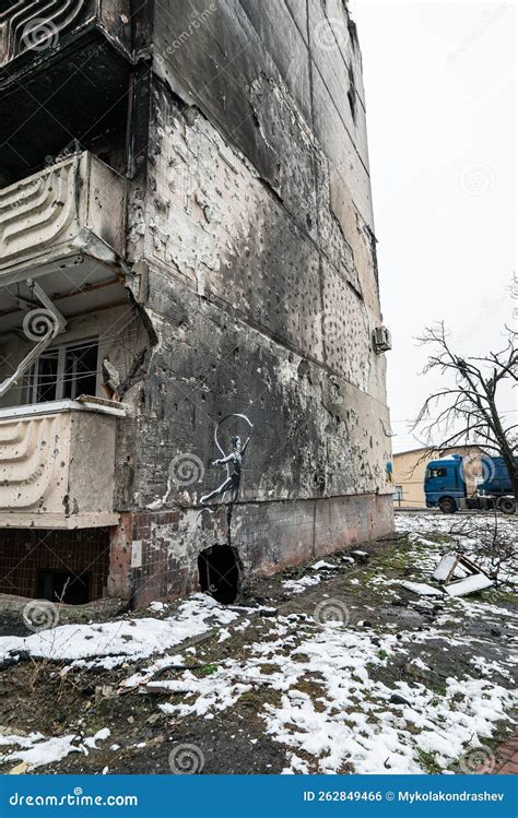 Graffiti Di Irpin Ukraine Banksy Sul Muro Di Una Casa Distrutta