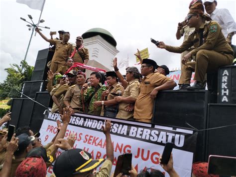 Ratusan Kades Dan Perangkat Desa Asal Banyumas Ikuti Aksi Damai Di Jakarta