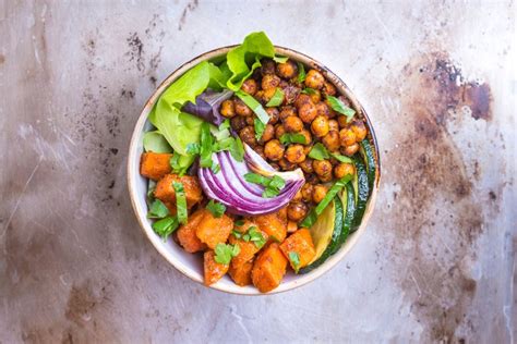 Buddha bowl med kikærter og sød kartoffel