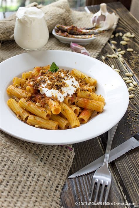 Maccheroni Con Salsa Di Pomodoro Acciughe Piccanti E Stracciatella