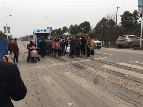 網曝廣安一貨車撞上三輪 兩人倒地 每日頭條