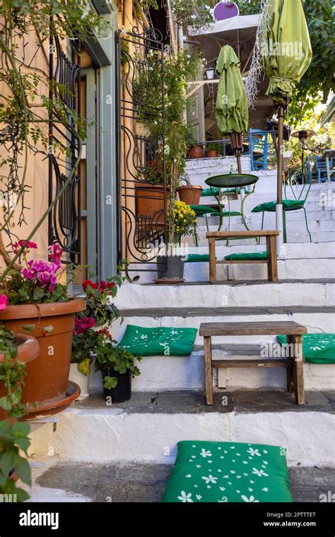 Restaurante al aire libre en las escaleras en el camino a la Acrópolis