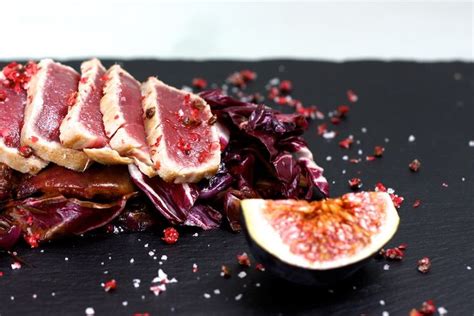 Thunfisch Tataki Mit Rosa Pfeffer Auf Lauwarmen Radicchio Feigen Salat