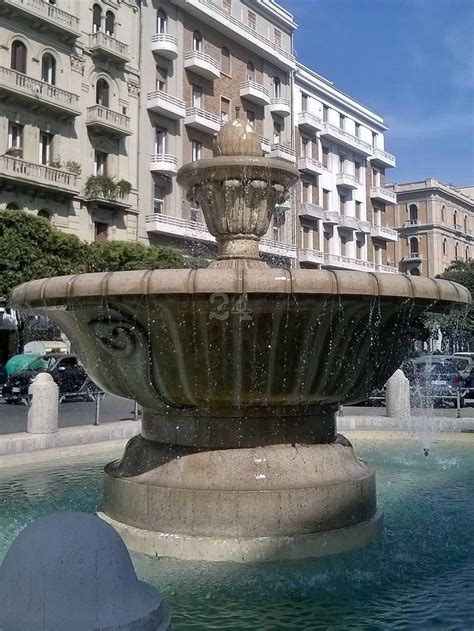 Bari La Fontana Di Corso Cavour Riparata E Gi Funzionante A Met La