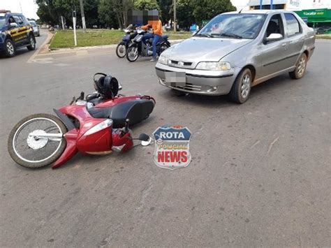 Colisão entre carro e motoneta é registrada em rotatória da BR 364