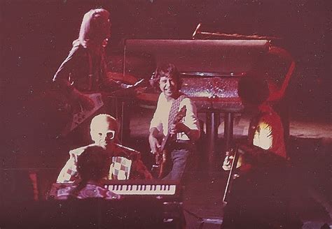 Elton John's 1976 Concert & Tour History | Concert Archives