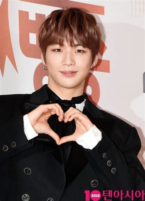 강다니엘 스승의 날 나의 선생님이었으면 하는 스타 1위 텐아시아